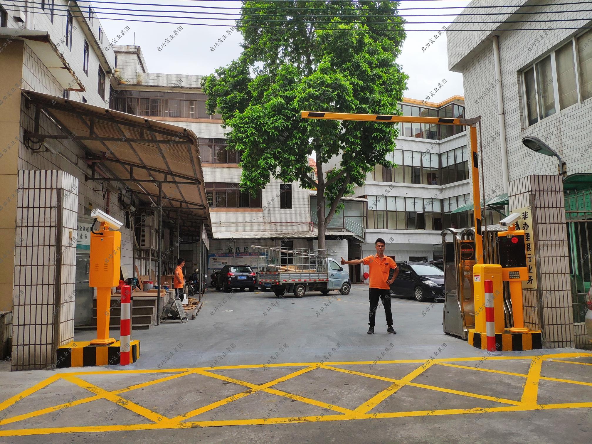 折臂道闸-黄色四行屏车牌识别-广东省佛山市杏市农业银行